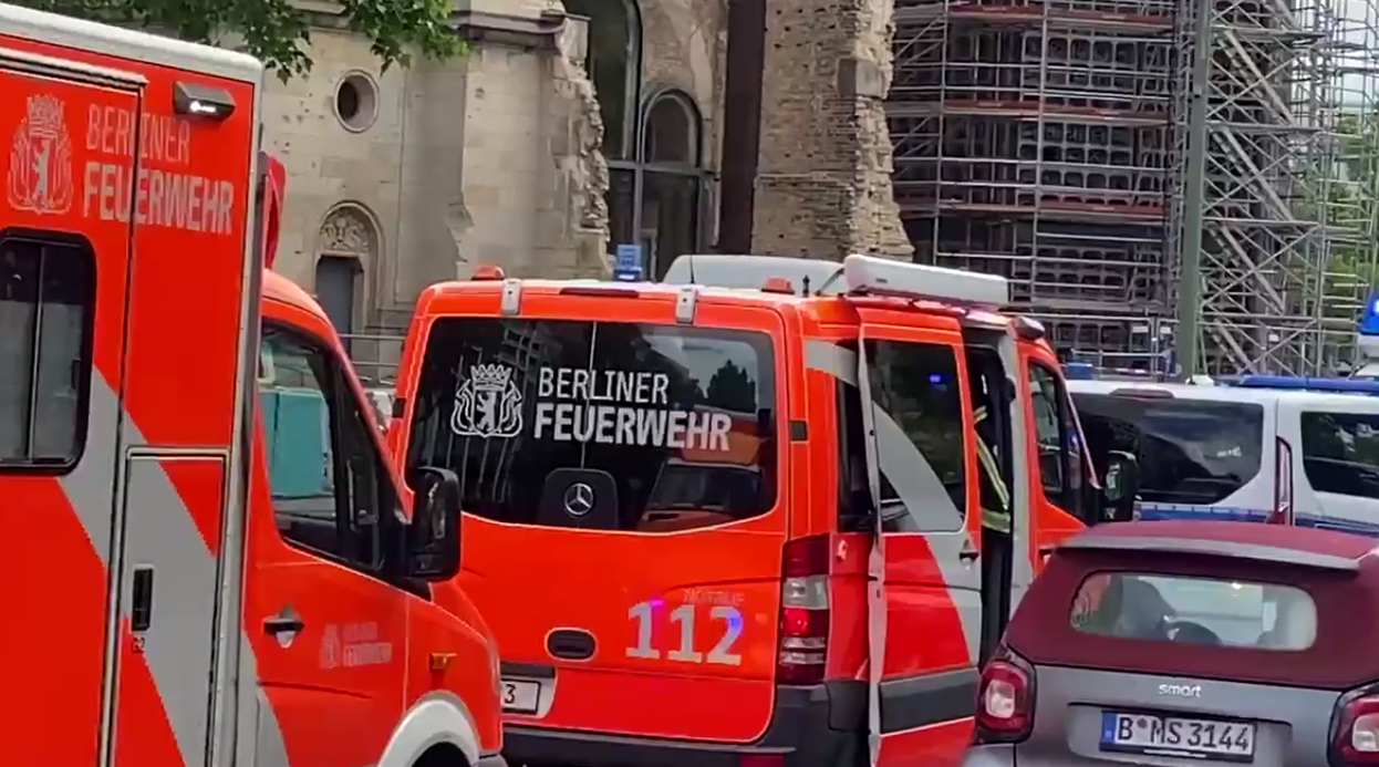 В Берлине автомобиль въехал в группу людей