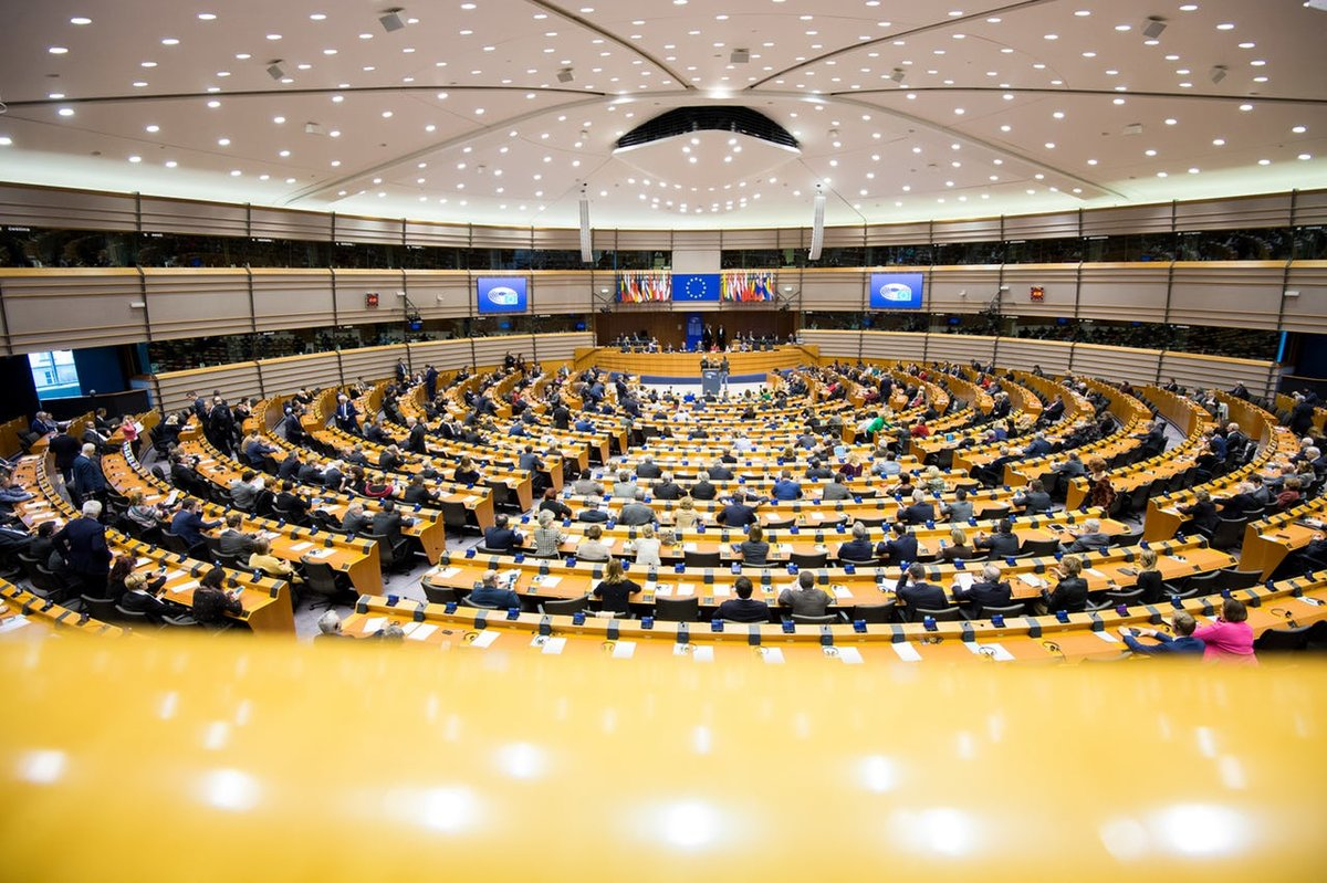 Европарламент проголосовал за предоставление Украине статуса кандидата