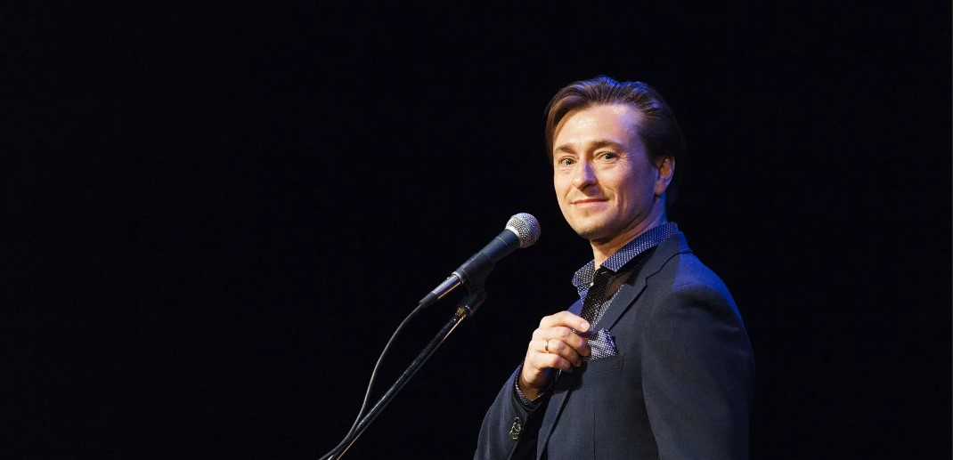 Сергей Безруков выступил перед ранеными бойцами