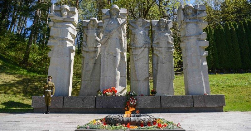 Российское посольство в Латвии назвало снос памятников «кощунством»