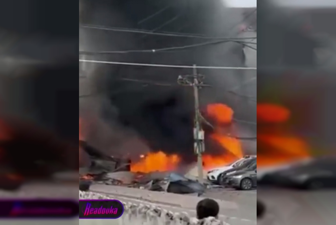 В Китае военный самолет рухнул в жилой зоне