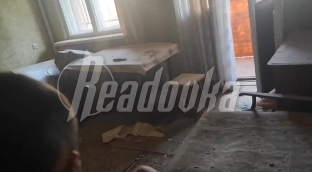 Получены кадры из квартиры в центре Донецка, в которую попал украинский снаряд