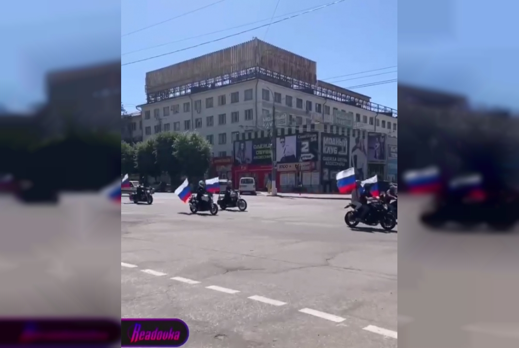 Сотни машин участвуют в автопробеге в честь Дня России в Луганске