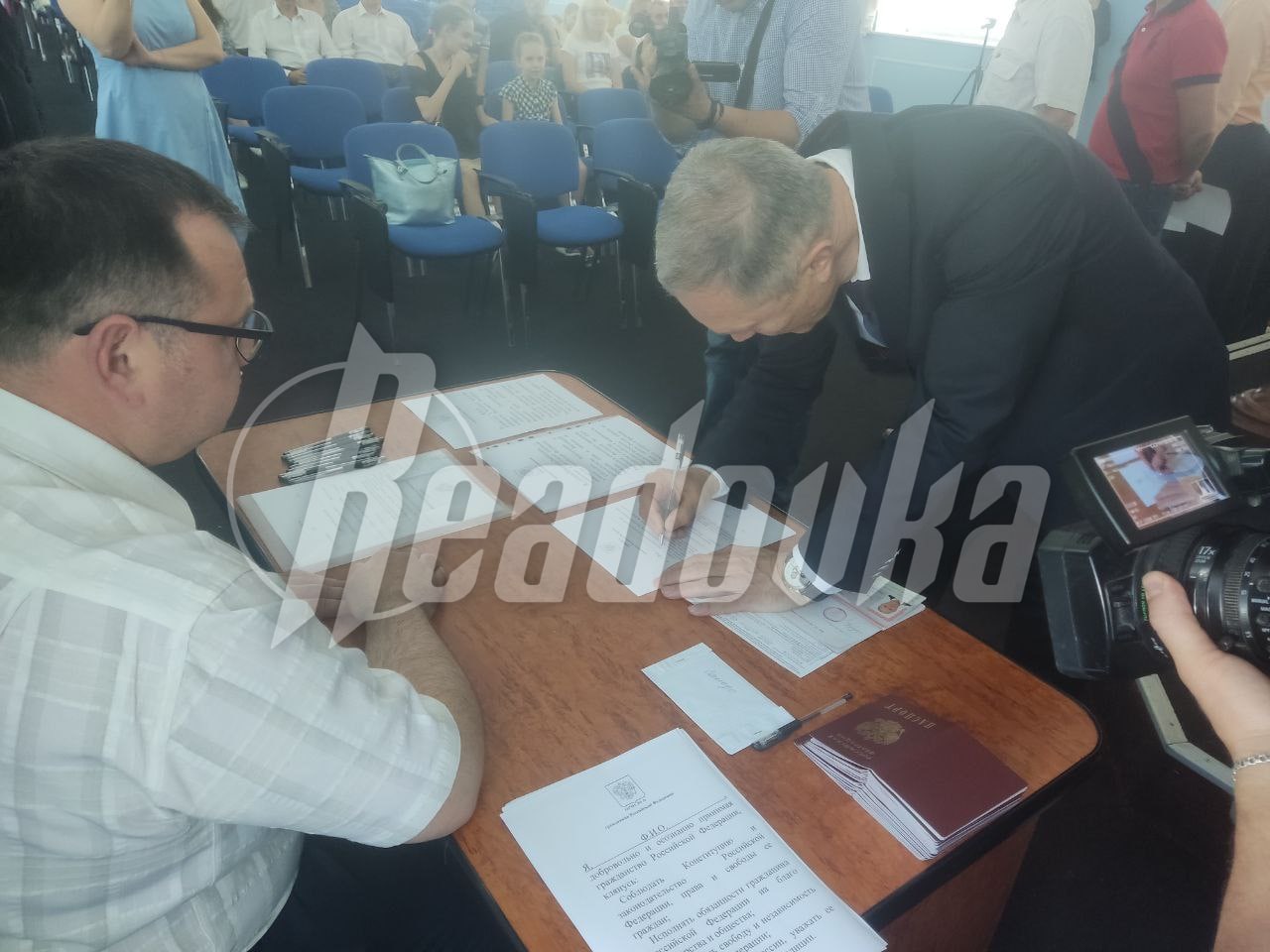 Рогов: в Мелитополе выдали первые паспорта РФ