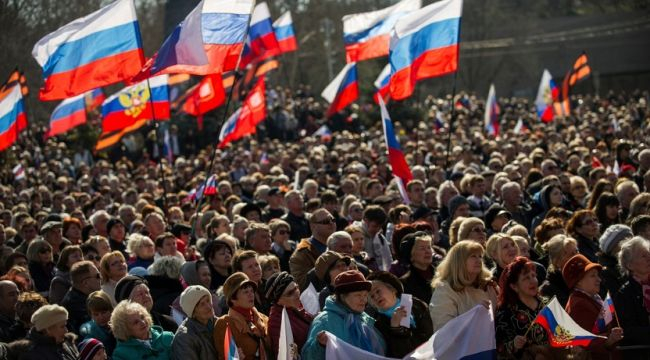 Жители Херсона выходят на торжественный митинг, посвященный Дню России 
