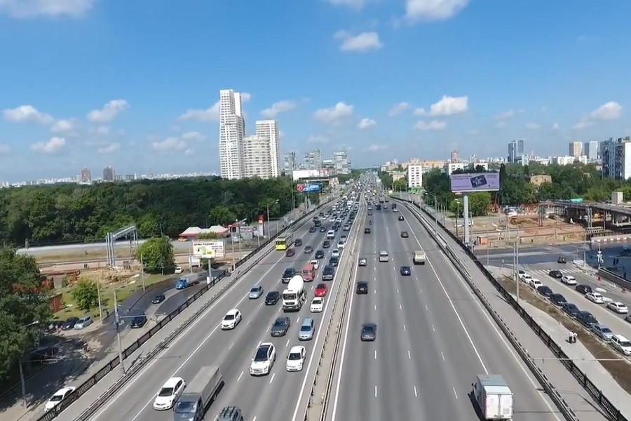В Москве на Ленинградском шоссе в результате ДТП перевернулся автомобиль