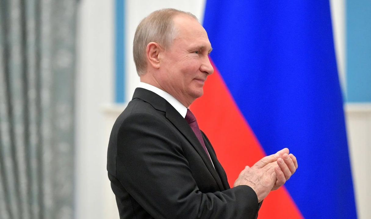 Путин поздравил граждан с Днем России