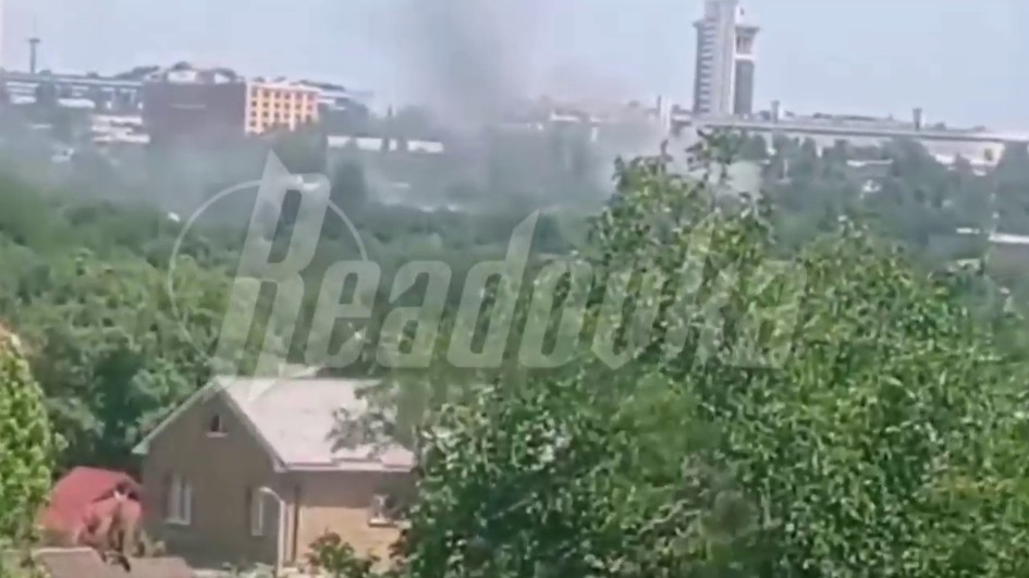 В результате обстрела Киевского района горит газопровод
