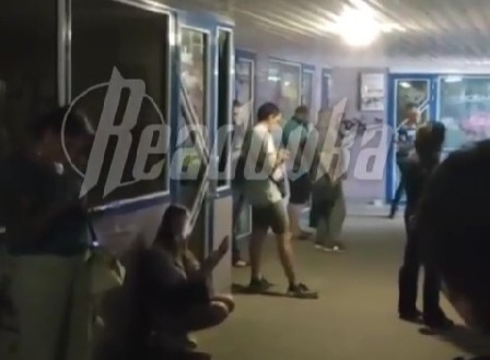 В Донецке люди оставляют машины на улицах и бегут в бомбоубежища