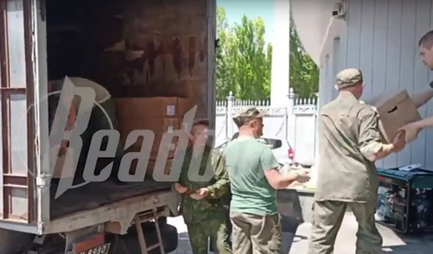 Военкор Readovka Евгений Линин вместе с волонтерами доставил гуманитарные грузы
