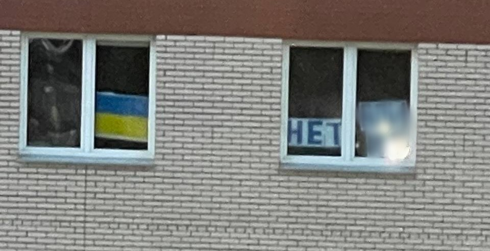Жильцам дома в Красноярске закрасили окна из-за флага Украины