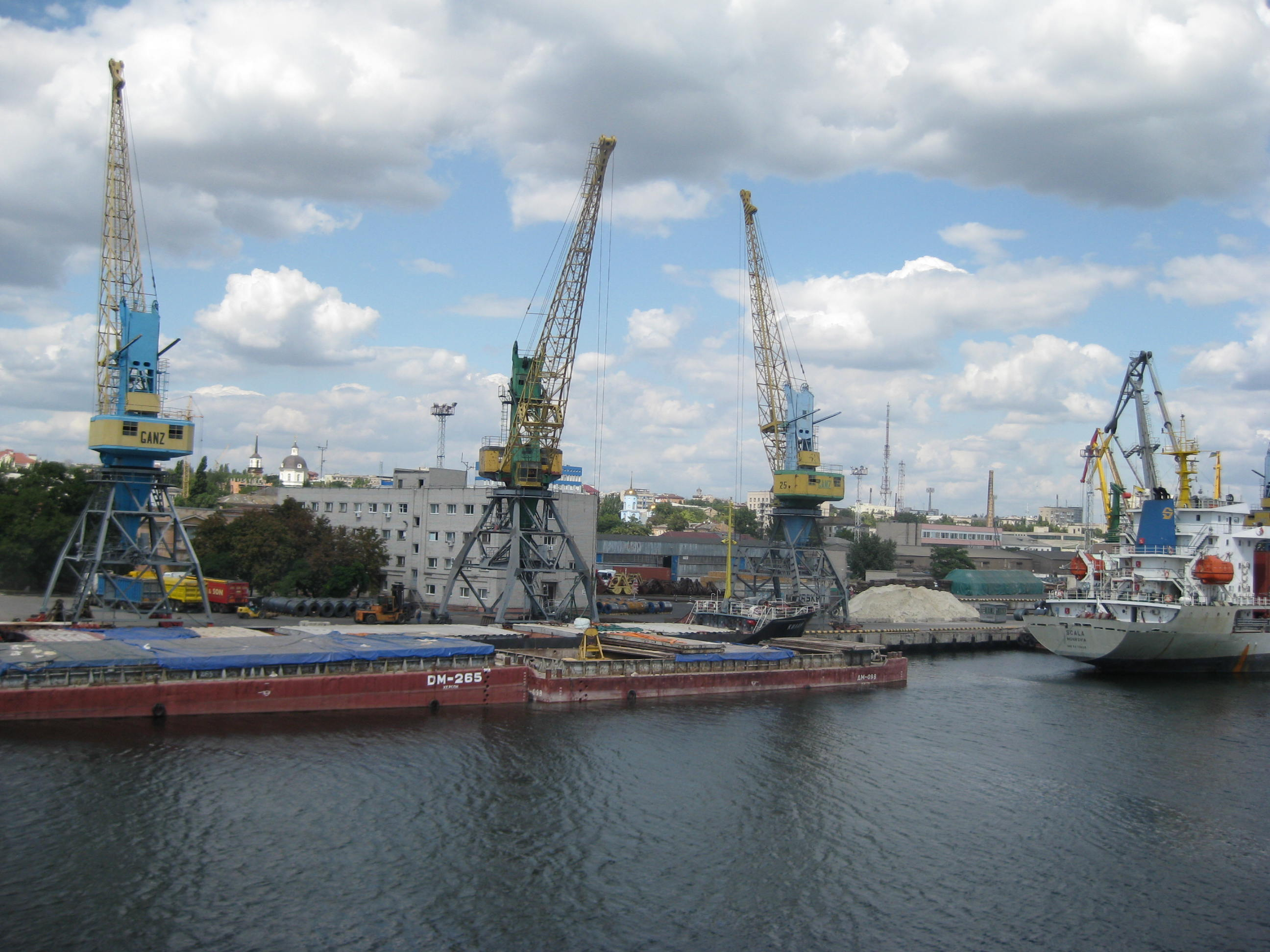 Морской торговый порт в Херсоне возобновил работу