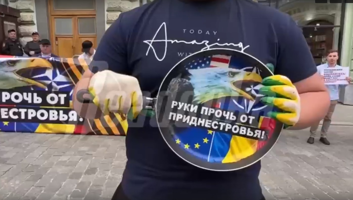Активные протесты идут возле посольства Молдавии в Москве