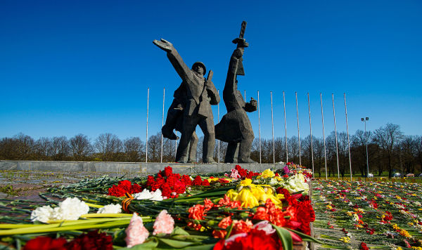 Латвийские власти осквернили могилу троих советских офицеров в Екабпилсе