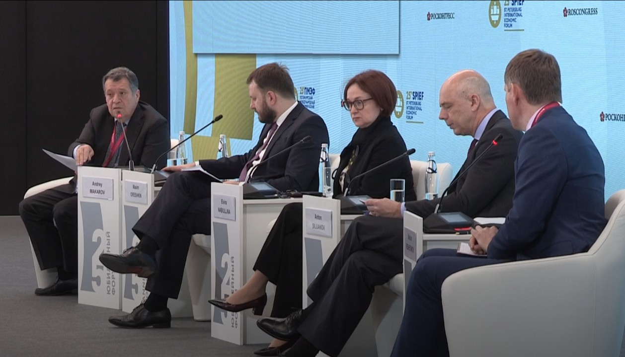 На ПМЭФ Силуанов предложил пересадить чиновников на «Лады»