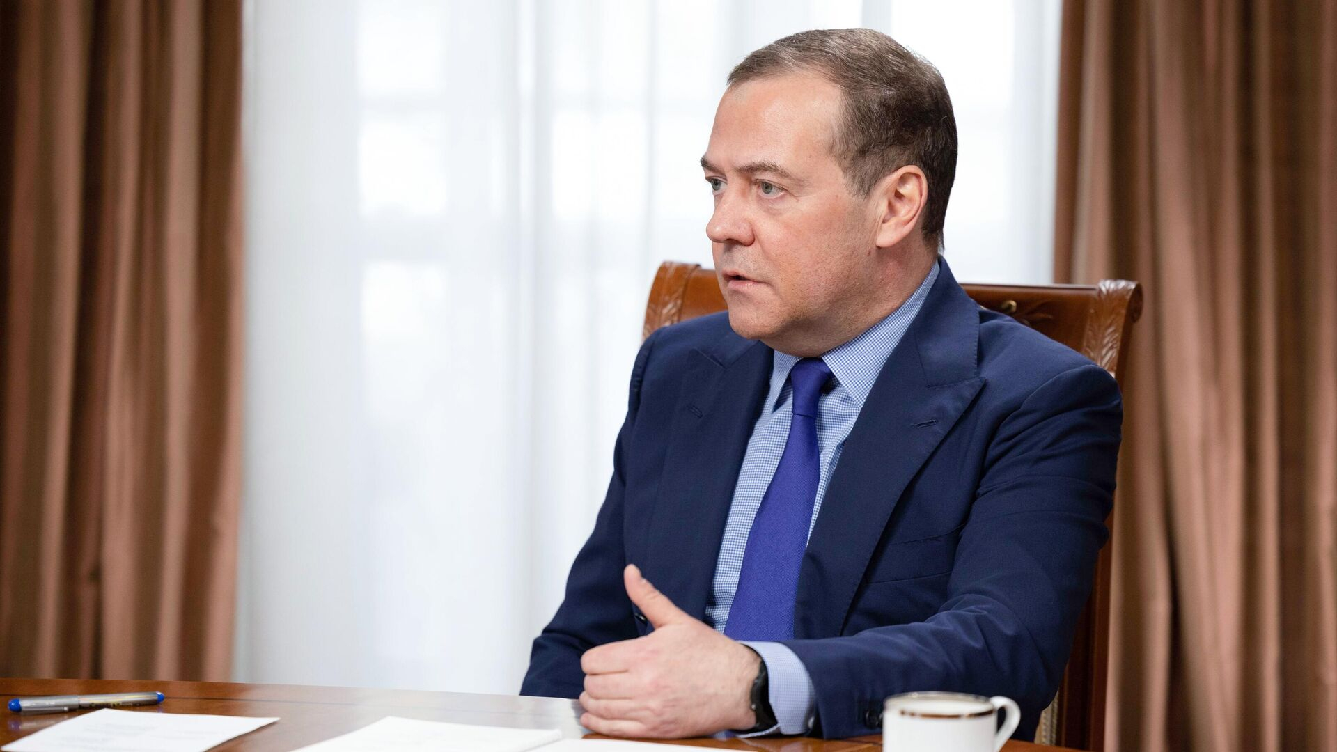 Медведев: «Всем чиновникам – только «Лады»