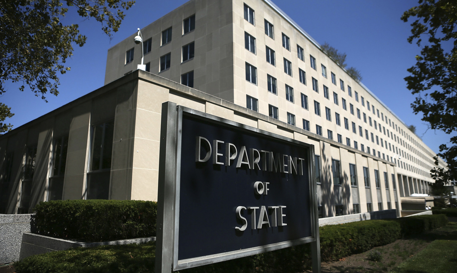 В Госдепартаменте США проверяют фото двух американцев, попавших в плен на Украине