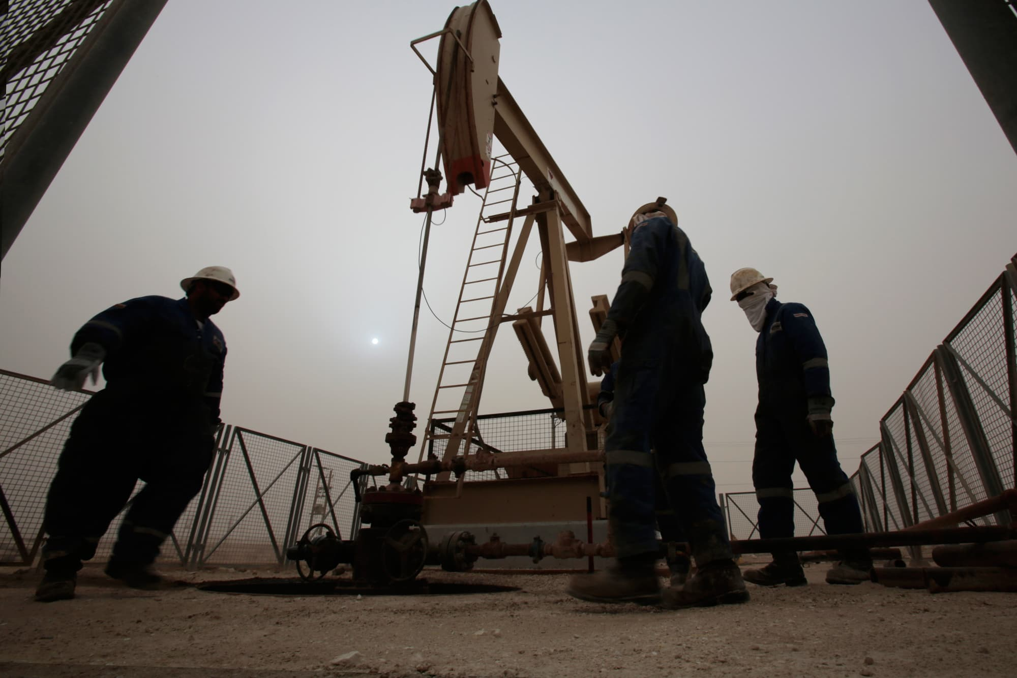 Европа и США покупают российскую нефть в обход собственных санкций