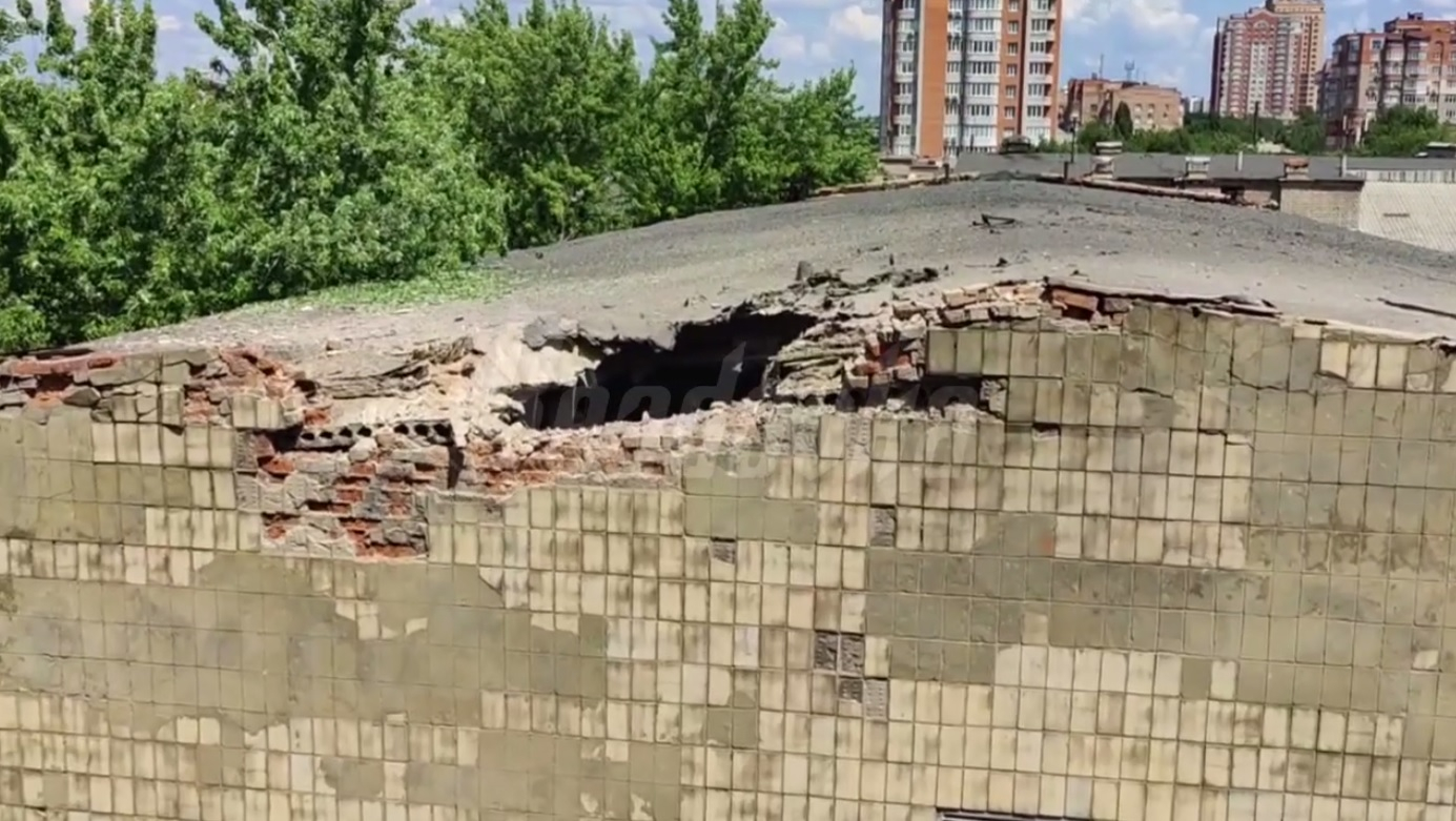 Readovka показывает последствия обстрела ВСУ Ворошиловского района Донецка