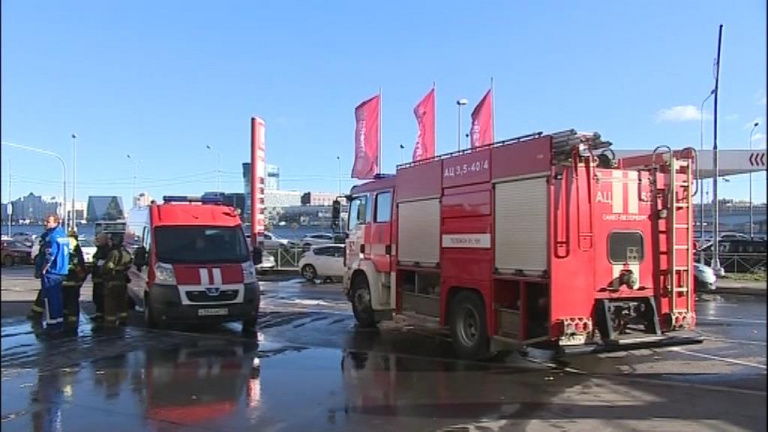 В центре Петербурга на набережной вспыхнул сильный пожар