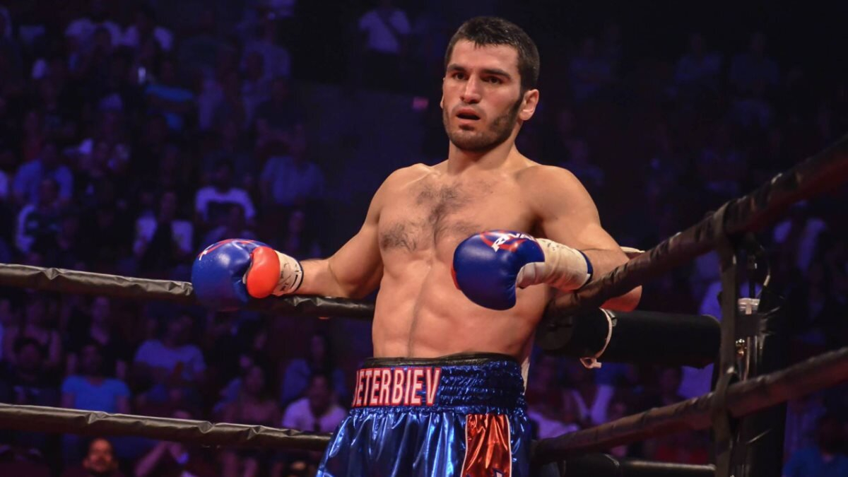 Российский боксер победил американца в поединке за три титула чемпиона мира