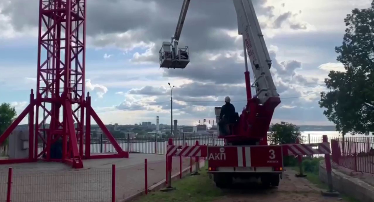 В Ижевске семь человек застряли на высоте 30 метров, катаясь на карусели