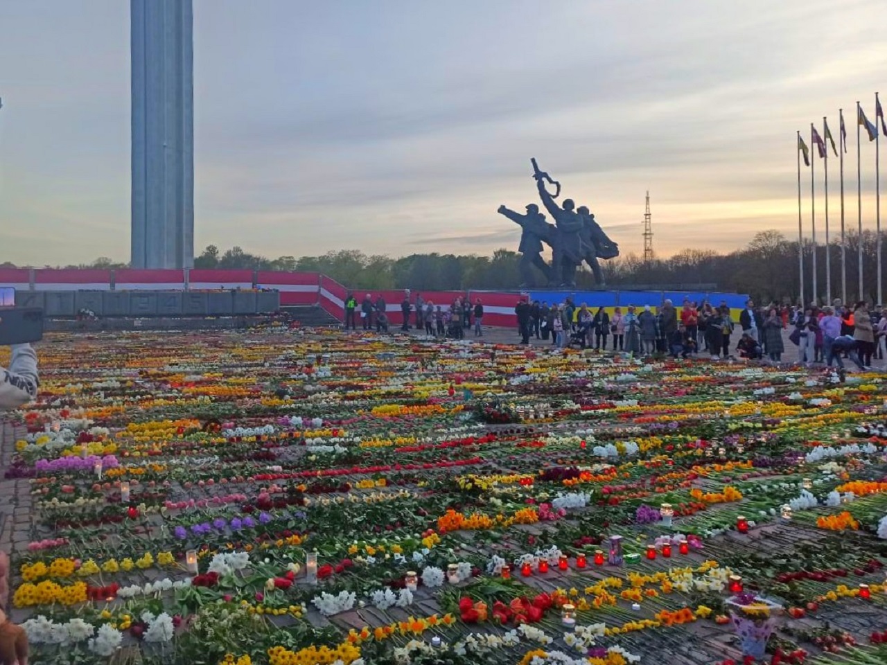 «Опасная дорога в дюнах»: интервью Readovka с «девушкой в платье-флаге» из Риги