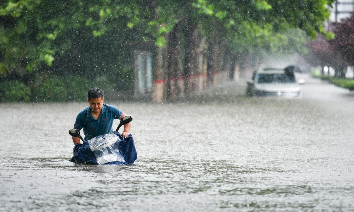 В Китае целые города уходят под воду, до полумиллиона человек числятся пострадавшими