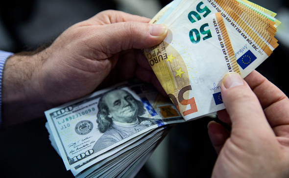 Курс евро впервые с мая 2015 года опустился до 57 рублей