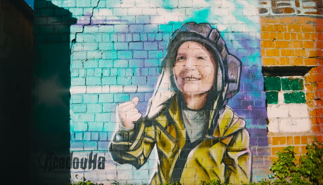 Readovka нарисовала граффити с мальчиком, ставшим символом СВО на Украине