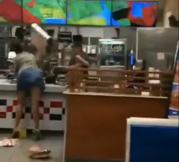 В США буйная женщина разгромила McDonald’s