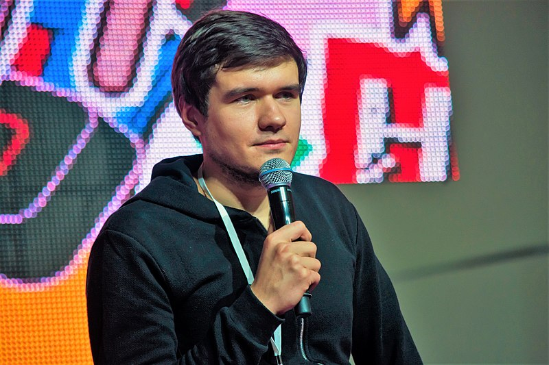 Блогер BadСomedian передал около полумиллиона рублей нуждающимся жителям Донбасса