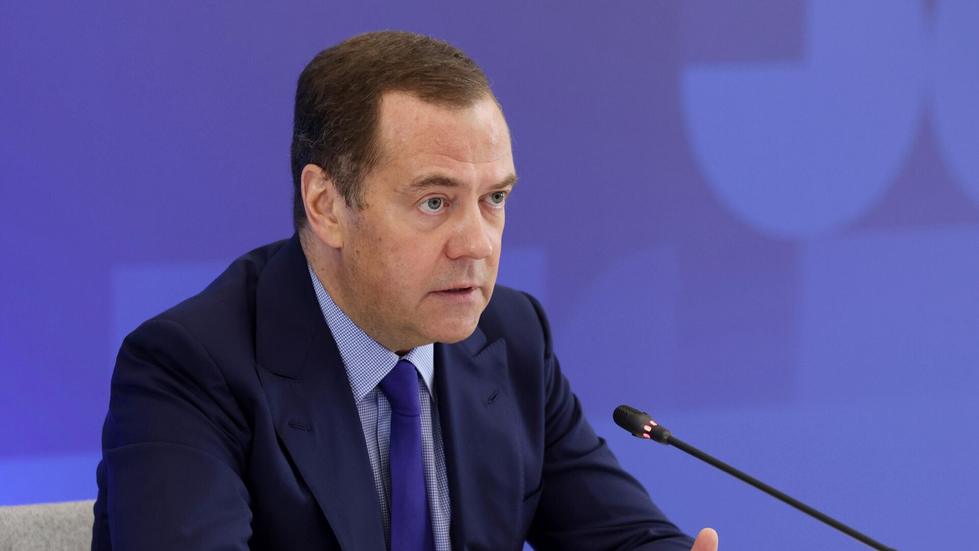 Медведев назвал европейских политиков «бледным бэк-вокалом американских солистов»