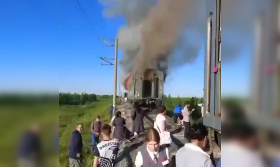 Пассажирский поезд загорелся на Ямале