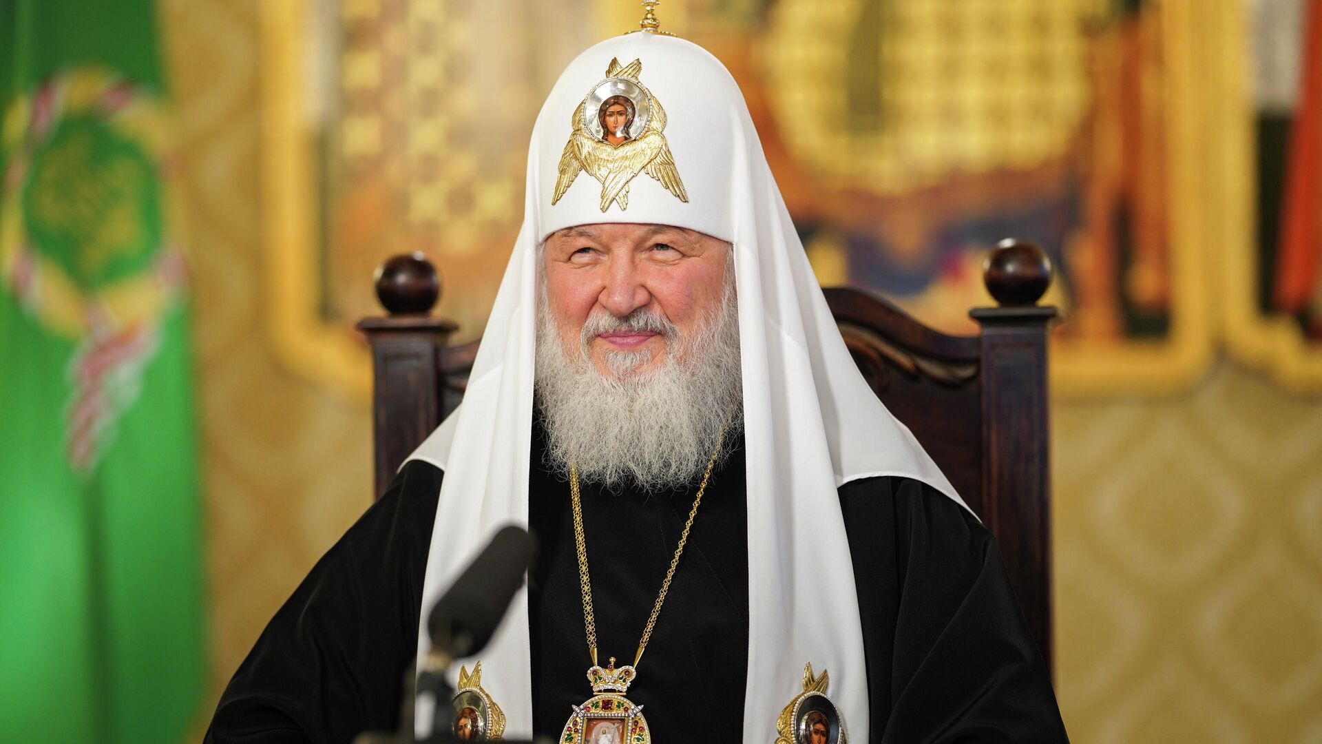 Патриарх Кирилл объяснил свое падение в храме