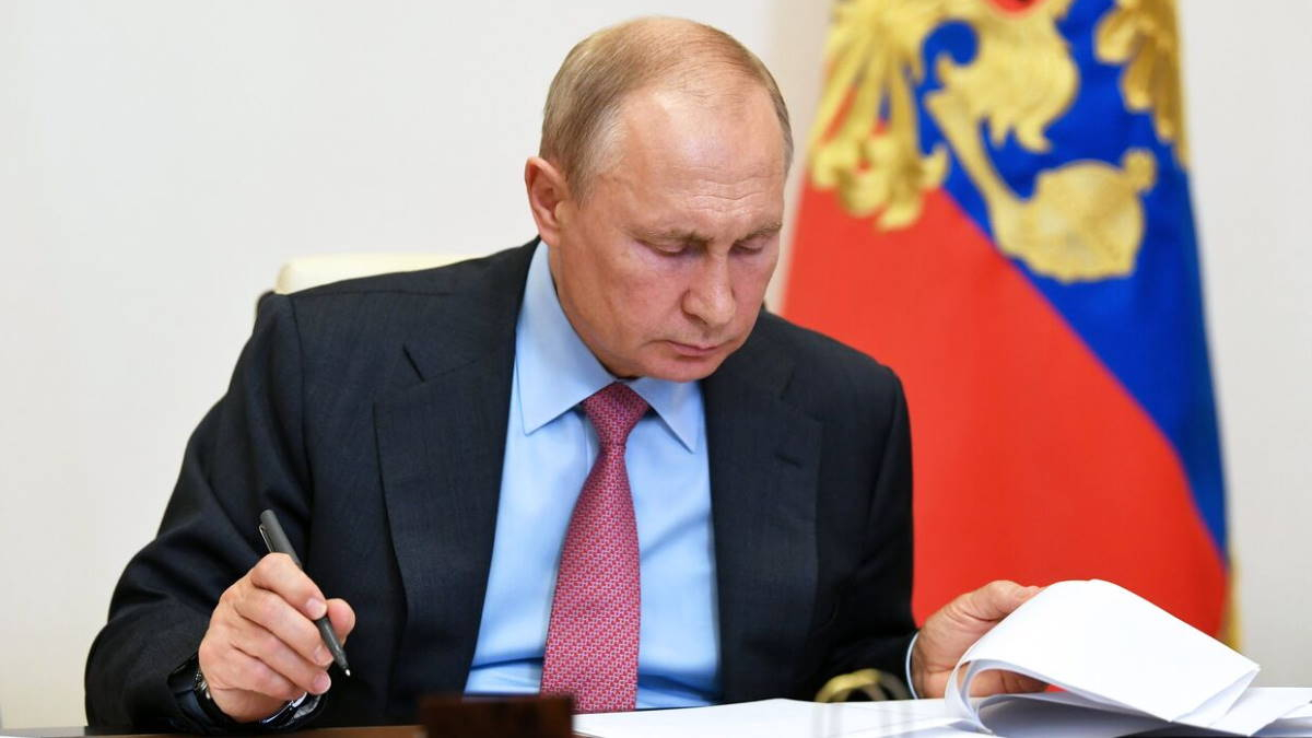 Путин расширил категорию военных, имеющих право получить жилье вне очереди