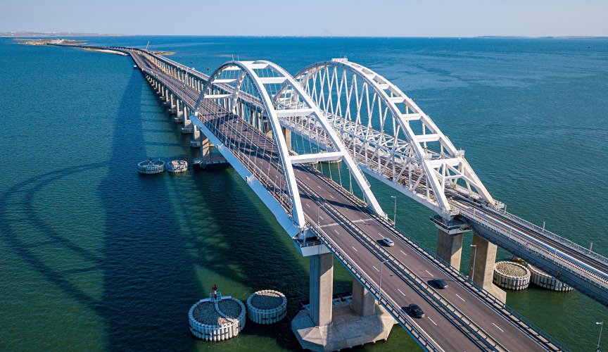 Крымский мост накрыла дымовая завеса