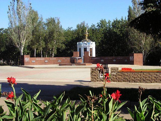 У мемориала «Памяти павших» в Лисичанске установили Знамя Победы