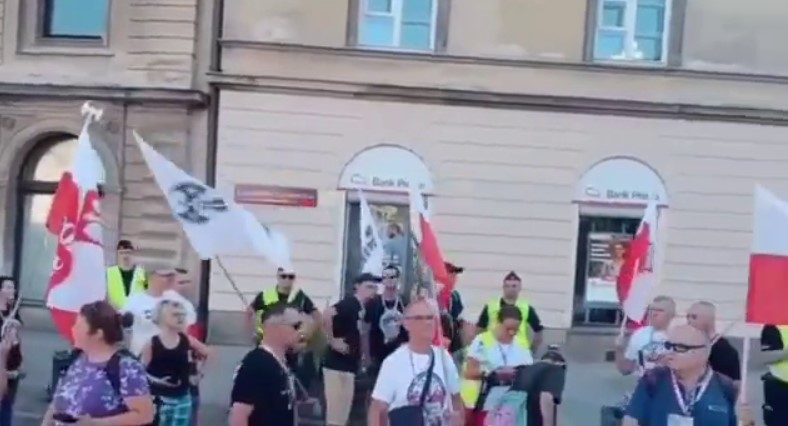 «Это Польша, а не Укрополь!»: сотни поляков вышли на улицы Варшавы
