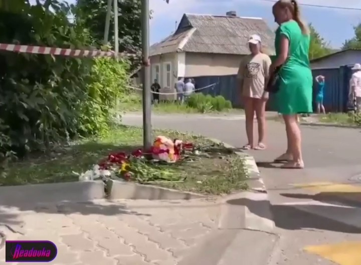 Жители Белгорода несут цветы к месту погибших в результате ночных обстрелов
