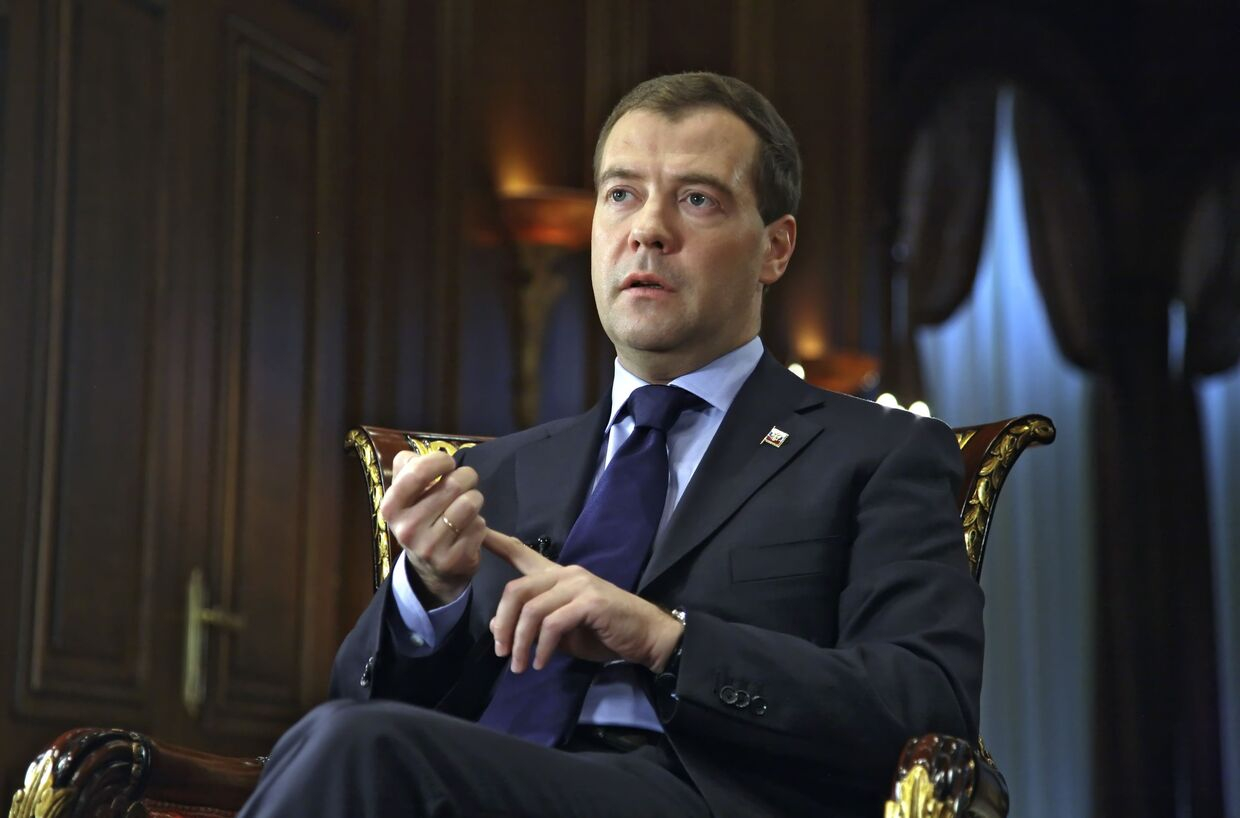 Медведев ответил на слова японского премьера о введении потолка цен на энергосырье из РФ