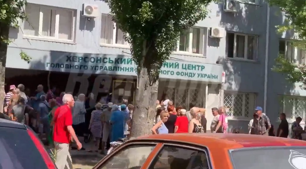 В Херсоне люди выстраиваются в длинные очереди в Пенсионный фонд