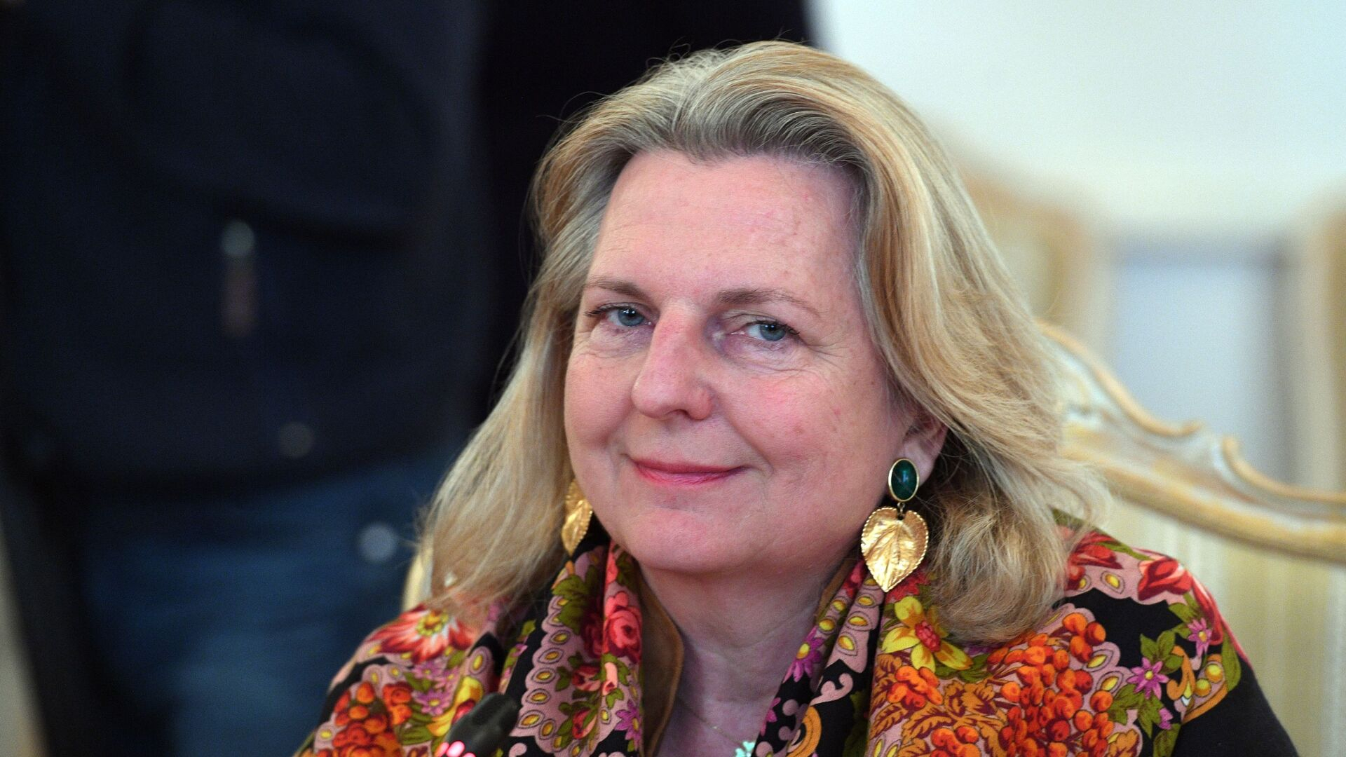 Экс-глава МИД Австрии покинула родину