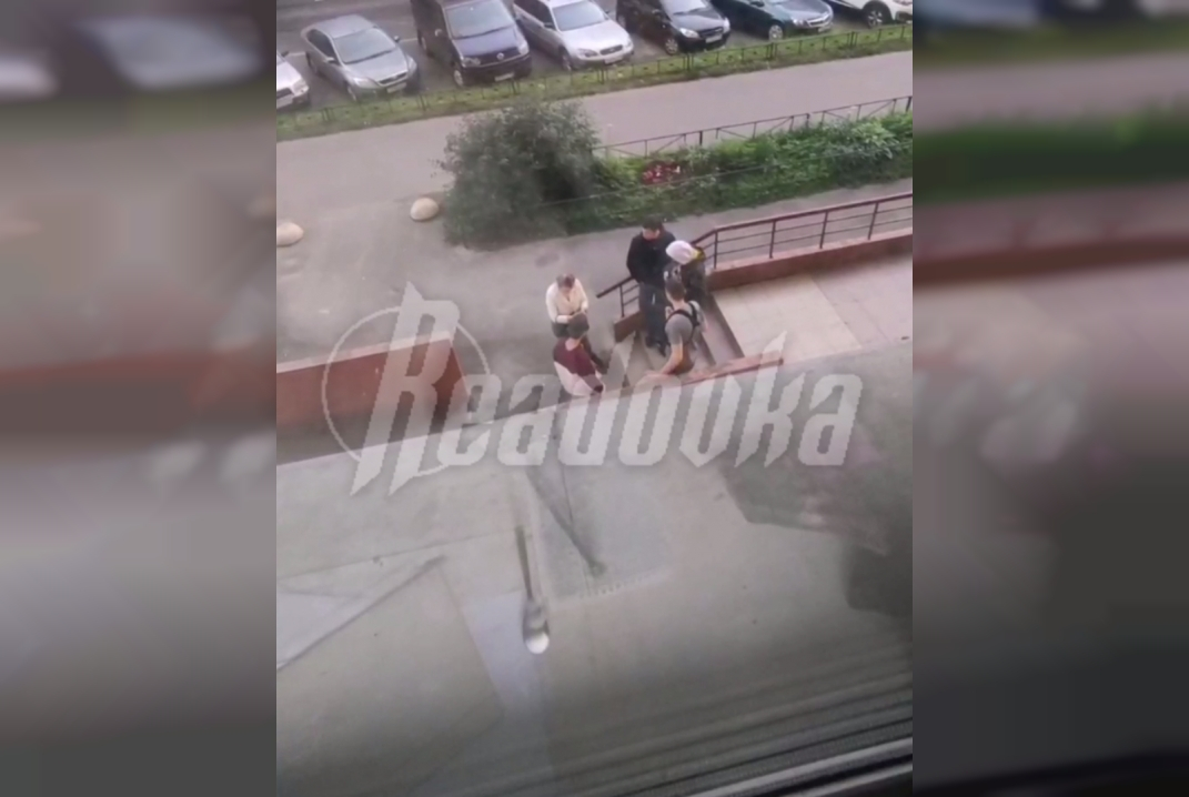 Посетители питерского магазина, где жестоко избили девушку, мешают жильцам дома уже больше пяти лет