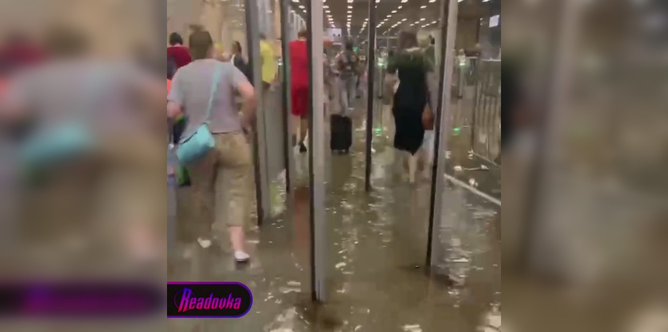 Бушующий в Москве ливень с ураганом затопили входы на станции метро