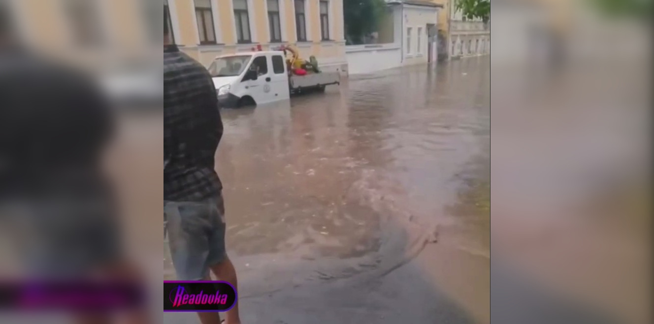 Станцию Китай-город в Москве затопило из-за сильного дождя