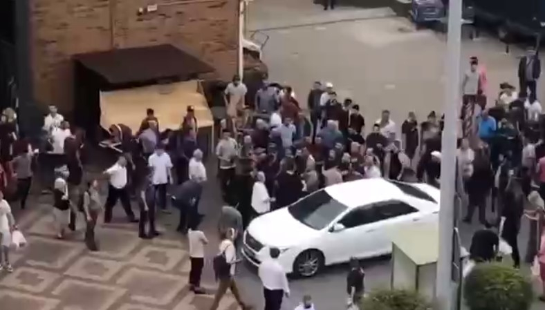 На Москворецком рынке мужчины не поделили тележку и устроили жесткую драку