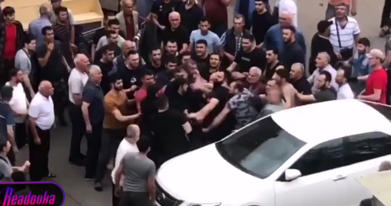 Массовая драка до полусотни участников на Москворецком рынке в Москве попала на видео