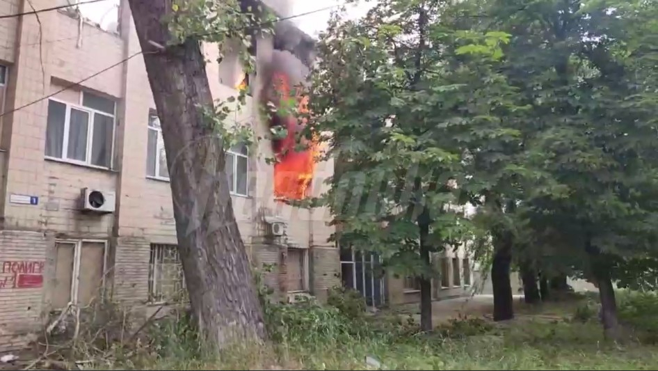 В Донецке горят жилые здания и склады, дома рушатся на глазах