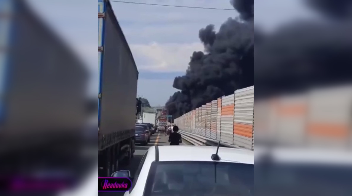 Фура с маслом полыхает после аварии на трассе в Подмосковье